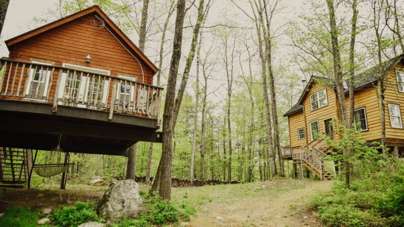 In The Trees - Maine Treehouse Rentals & Mountain Disc Golf - Stoneham, ME