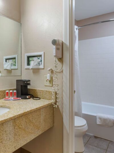 Econo Lodge Sturbridge Route 20 - Sturbridge, MA