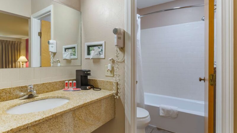Econo Lodge Sturbridge Route 20 - Sturbridge, MA