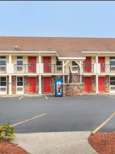 Econo Lodge Sturbridge Route 20 - Sturbridge, MA