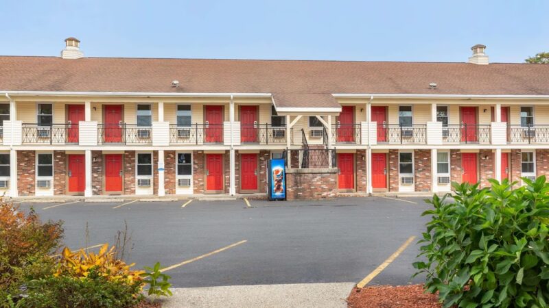 Econo Lodge Sturbridge Route 20 - Sturbridge, MA