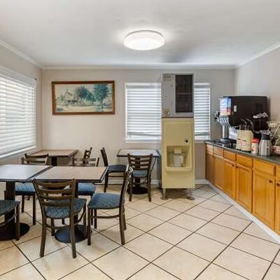 Econo Lodge Sturbridge Route 20 - Sturbridge, MA