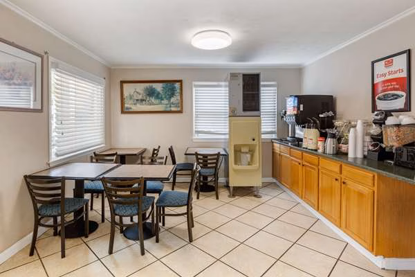 Econo Lodge Sturbridge Route 20 - Sturbridge, MA