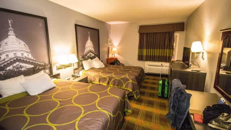 Super 8 by Wyndham Sweet Springs - Sweet Springs, MO