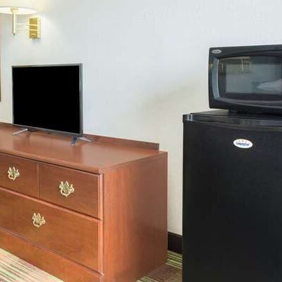 Super 8 by Wyndham Sweet Springs - Sweet Springs, MO