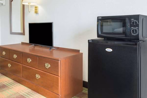 Super 8 by Wyndham Sweet Springs - Sweet Springs, MO