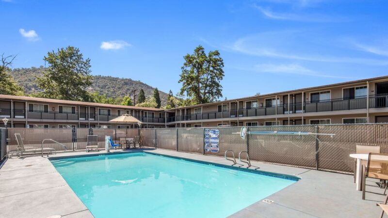 Econo Lodge Inn & Suites - Yreka, CA